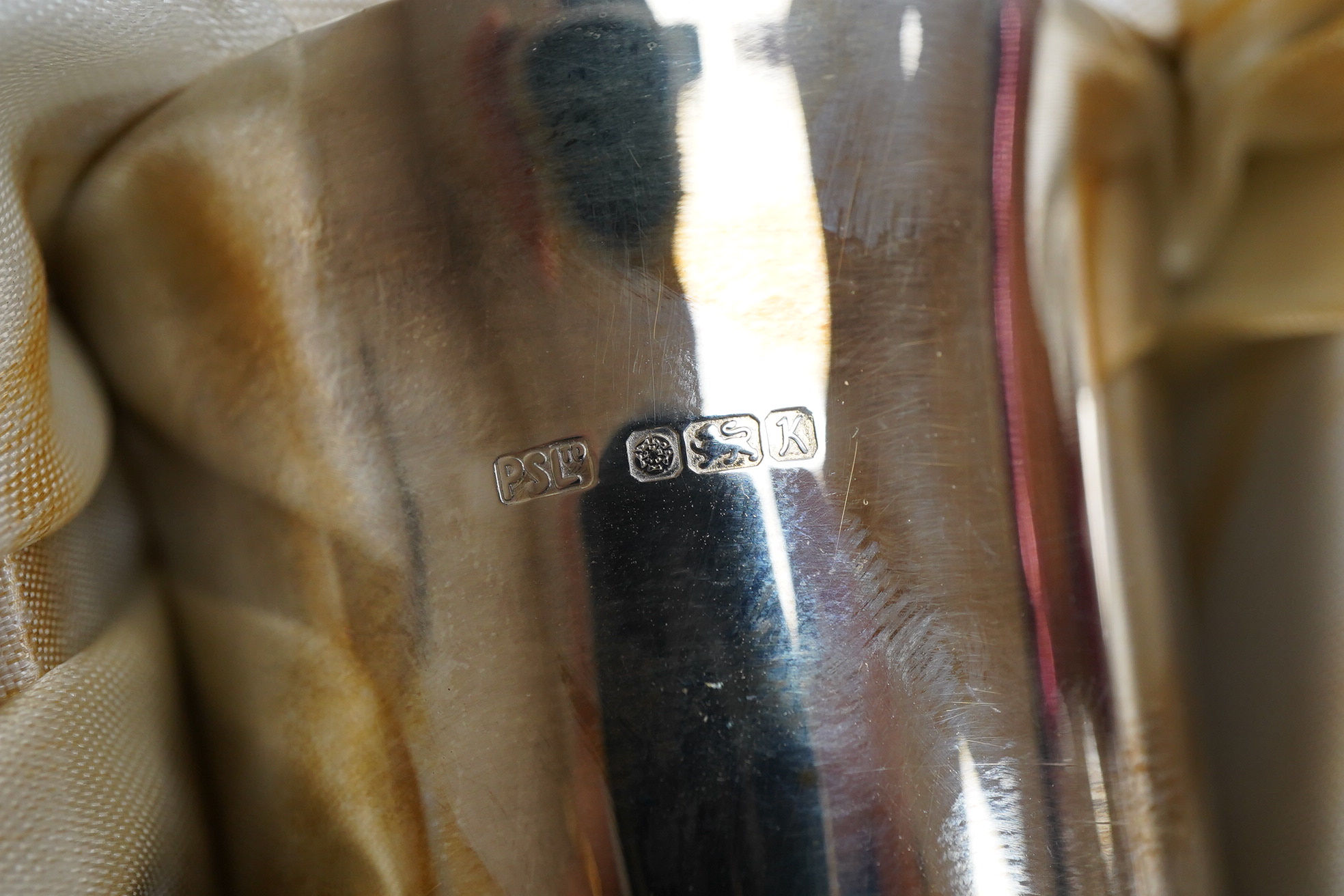 A cased pair of silver pedestal goblets, by Parkinson Silversmiths Ltd, Sheffield, 1984, height 10.6cm, 5.5oz, the case with engraved presentation plaque.